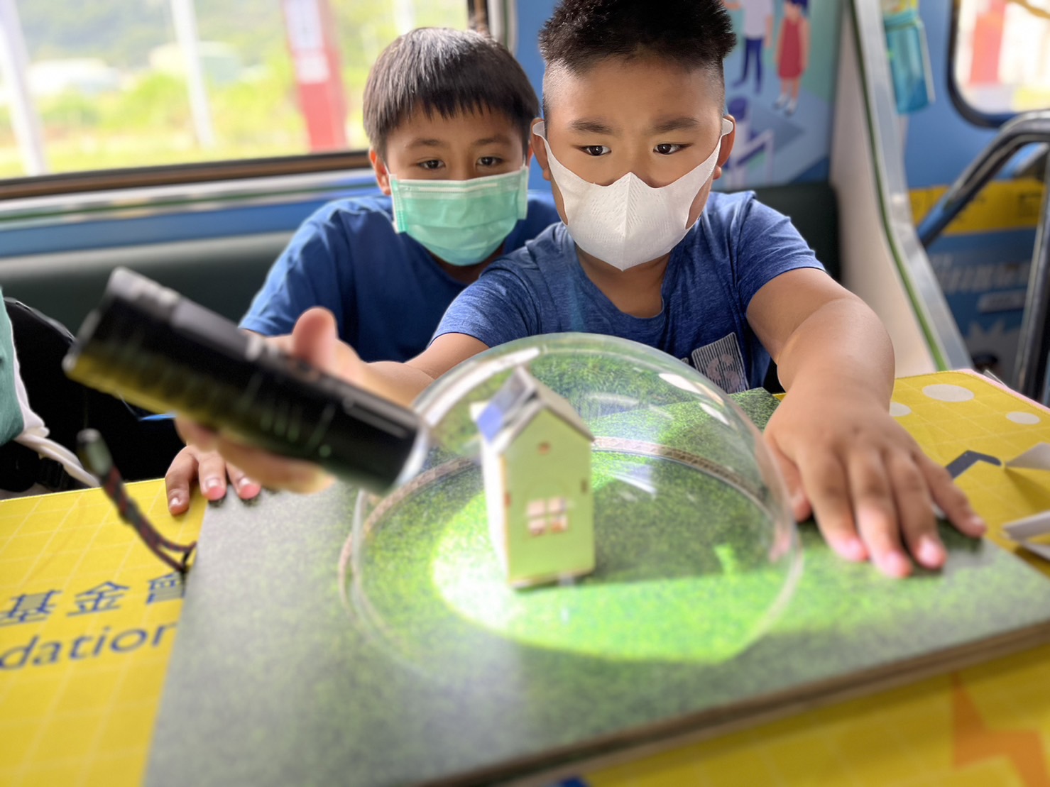 友達參與基礎科學主題車廂，以STEAM教學精神，設計「逐日科學家」、「太陽能工程師」以及「淨零建築師」三大能源科普課程和實驗
