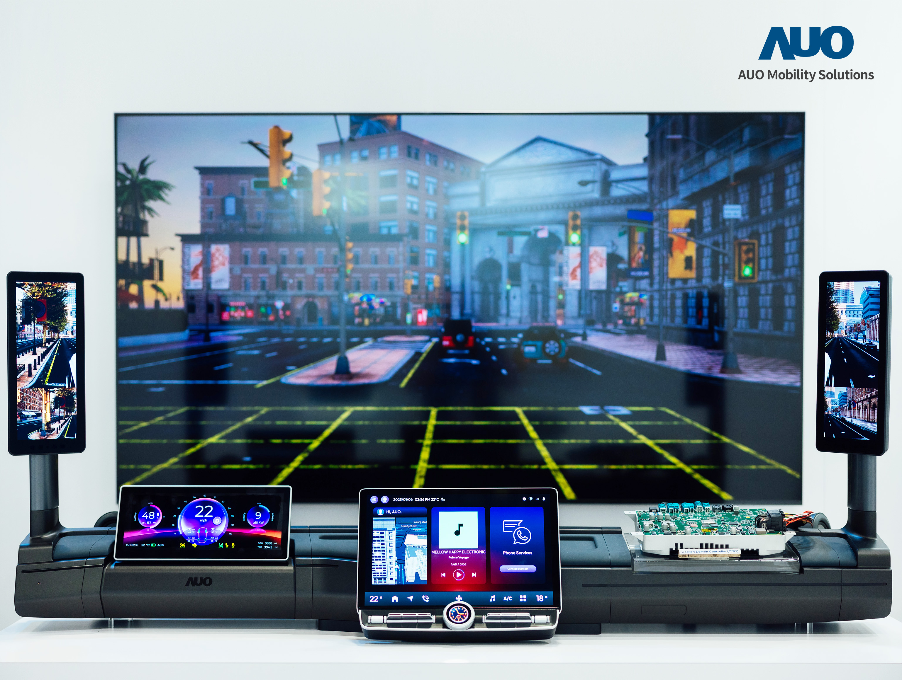 友達智慧移動推出智慧座艙域控平台，支援CDC、分區架構並整合AI運算模組，提供智慧體感與座艙互動功能，驅動個人化座艙功能全面升級。