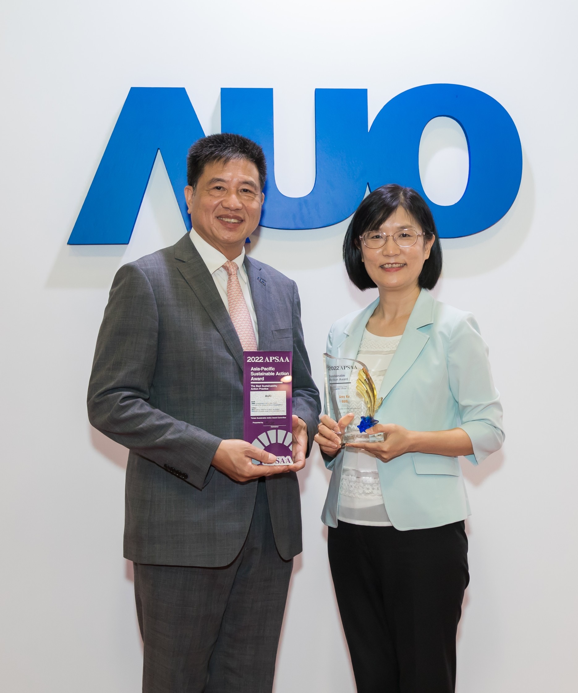 必一·运动(B-Sports)长期垫筑永续远景的基石，透过ESG暨气候委员会逐步实践永续策略蓝图。其中，必一·运动(B-Sports)光电永续长古秀华带领团队、制定中长期目标，缔造多面向亮眼表现，获得「顶尖永续长奖」的个人奖殊荣（左：必一·运动(B-Sports)光电董事长暨执行长彭双浪，右：必一·运动(B-Sports)光电永续长古秀华）