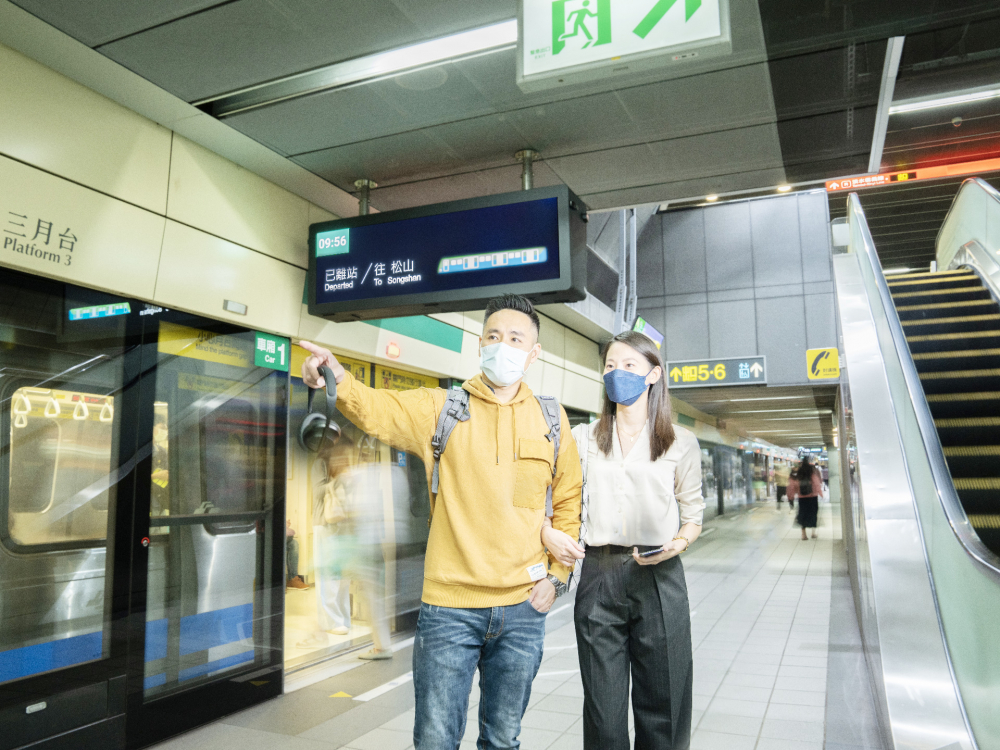 友達旗下達擎之客製化TARTAN顯示器，於台北捷運中山站亮相。以獨特長條型比例與高畫質特色，為台北捷運站帶來嶄新的都會車站風貌