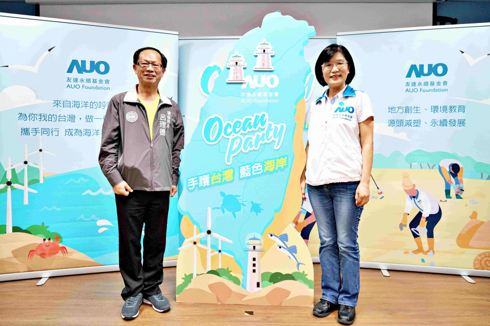 友達光電永續長古秀華（右）與桃園市環保局局長呂理德（左）進行海岸線認養儀式，簽署於象徵藍色宣言的海岸永續燈塔上，承諾以實際行動與環境教育方式，投入桃園海岸線守護行列