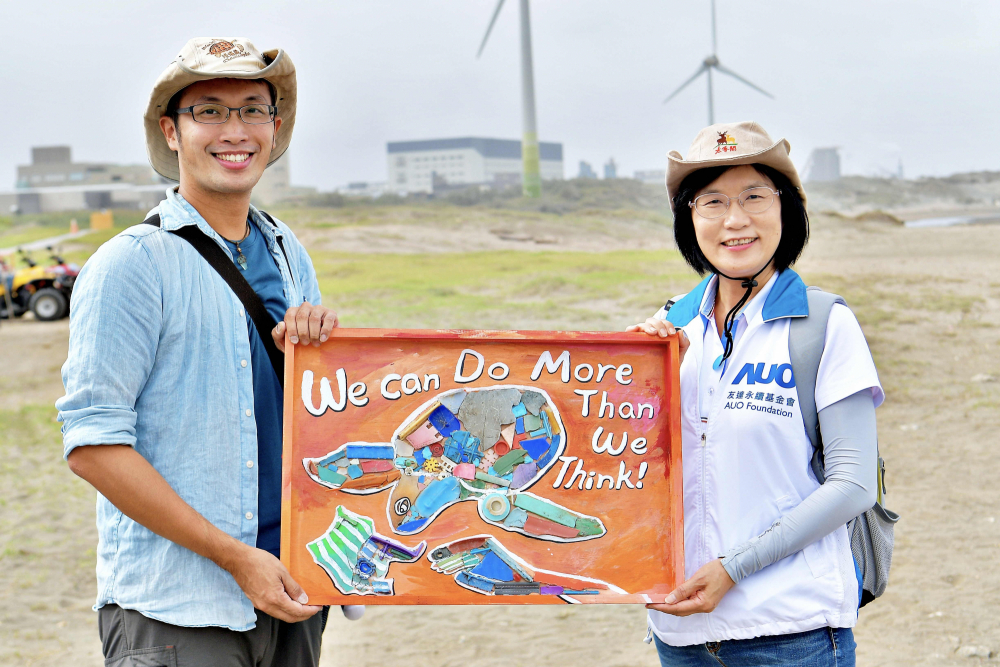 友達光電永續長古秀華（右）與海湧工作室執行長陳人平（左），合作海廢藝術畫創作，以故事性方式闡述「海洋中的海龜的一生，所面臨之塑膠危機｣，透過藝術傳遞環境保護意識