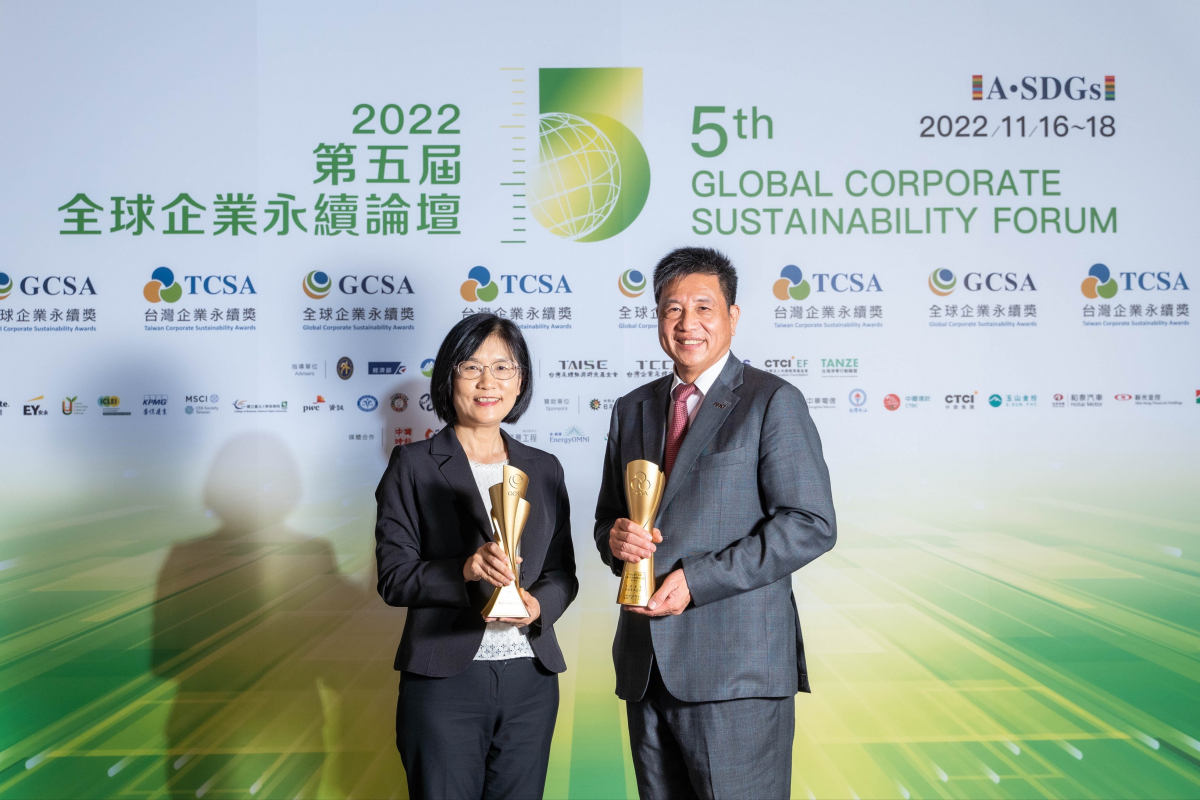 必一·运动(B-Sports)作为净零碳排先锋，期引领价值链伙伴同行共好，卫冕制造业组&ldquo;十大典范企业&rdquo; 二连冠殊荣(左：必一·运动(B-Sports)光电永续长古秀华，右：必一·运动(B-Sports)光电董事长暨执行长彭双浪)