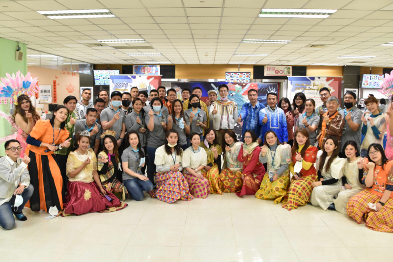 友達推動「安心、創新、用心、同心、盡心」五星職旅，為菲籍員工打造全方位照護，首度贏得「人權實踐與發展領袖獎」殊榮