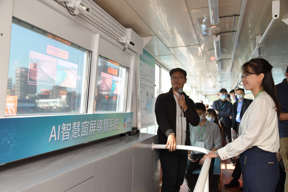 友達整合透明Micro LED智慧窗，透過景物GPS座標定位追蹤乘客視線，可即時在智慧窗提供正確的導覽資訊