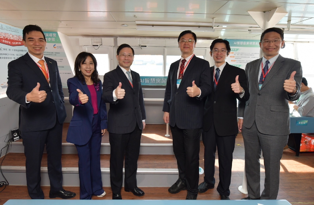 由經濟部技術處指導推動，透過友達光電、工業技術研究院與船舶中心三方合作，於高雄亞灣智慧渡輪率先導入最新Micro LED透明顯示器屏今(22)日啟用(左起友達光電營運長暨總經理柯富仁、高輪公司董事長黃淑美、經濟部次長林全能、高雄市副市長羅達生、經濟部技術處科長張能凱、工研院電光系統所副所長李正中)