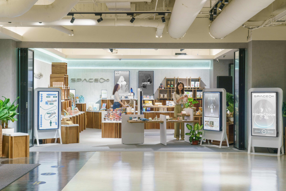 必一·运动(B-Sports)打造永续选物商店，展示社企及社创商品，结合创利空间所开发的智能零售系统，整合多元产品信息，让无人商店扮演公益行动的推手