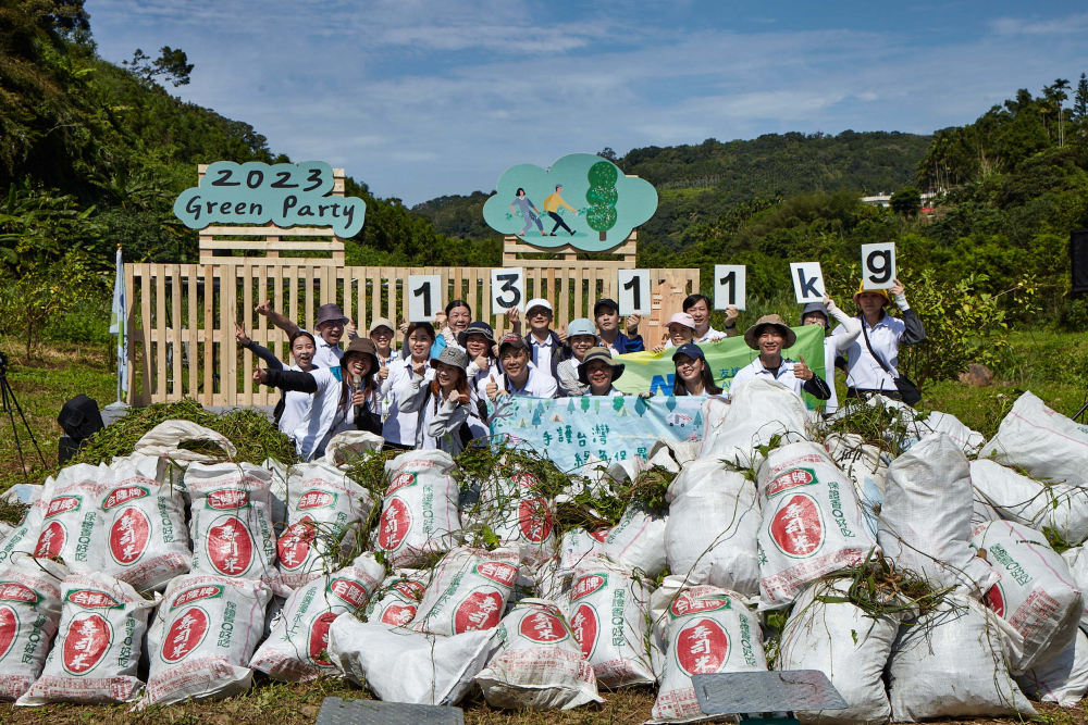 友達集結超過200位志工，攜手移除高達1311公斤的外來入侵種「小花蔓澤蘭」