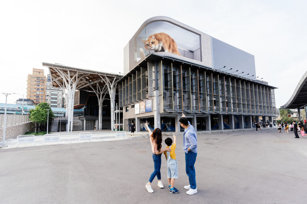 友達打造全台最大戶外裸視3D LED弧形螢幕，將超立體的軟萌胖橘貓動畫活躍於頂樓外牆