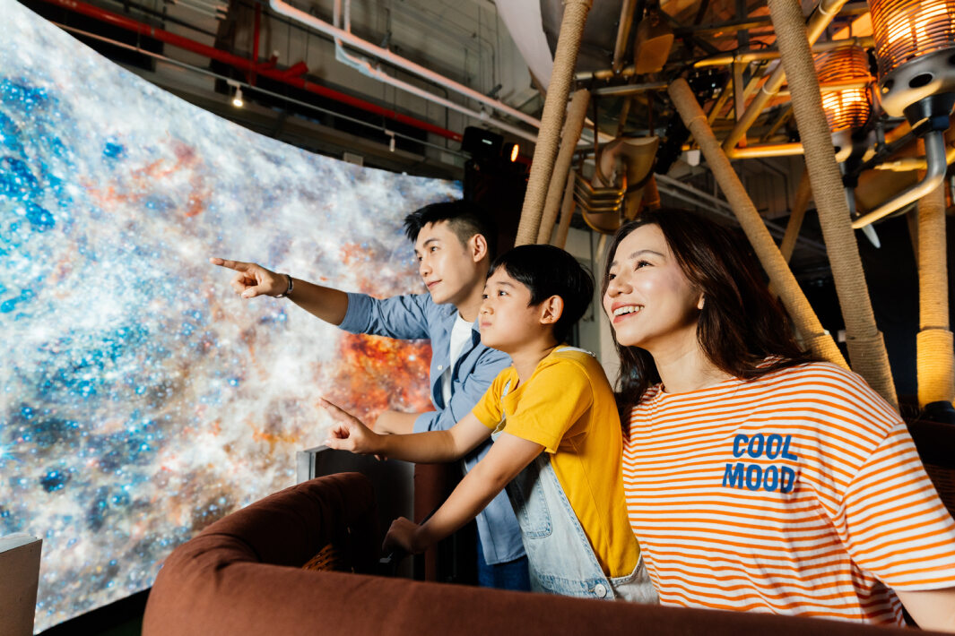 友達打造全台最大寬6公尺、高4公尺、唯一搭載LED弧形拼接顯示屏的動感飛行船，讓乘客駐足在熱氣球上，享受身歷其境的偽出國旅遊樂趣