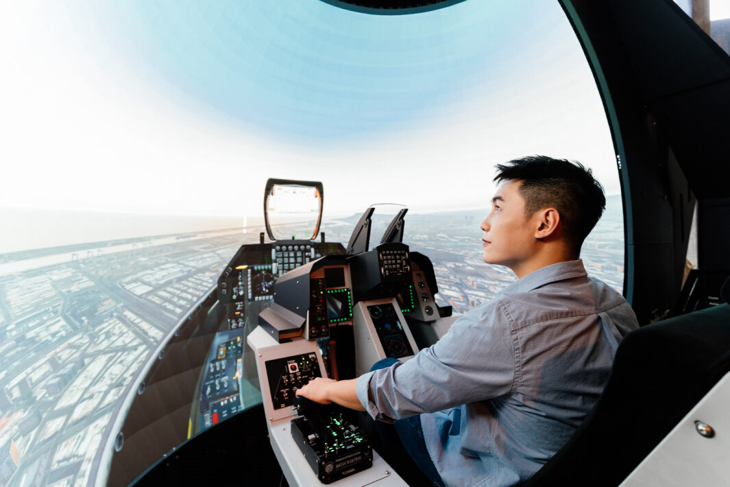 友達以P1.25小間距打造球形LED模擬艙，搭配智崴的精密六軸動態座椅，結合友達專業影像調校技術，呈現擬真模擬飛行場景