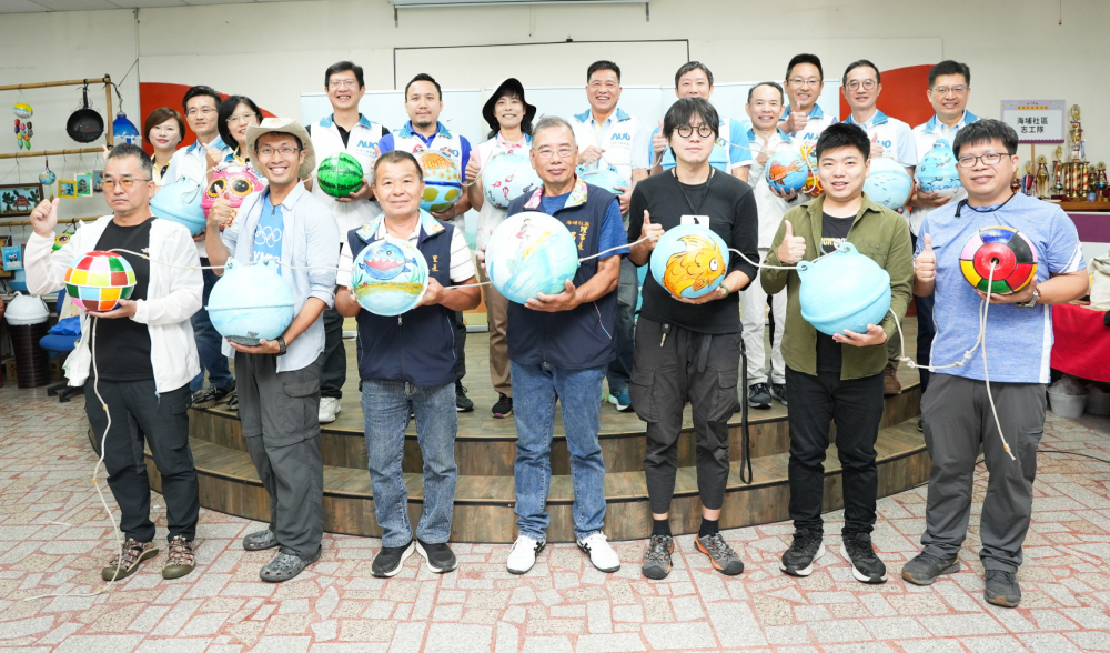 友達光電暨友達永續基金會董事長彭双浪與農業部林業及自然保育署新竹分署夏分署長、供應商夥伴、在地鄰里協會、社企團體，以循環再生的海廢浮球倡議從源頭減廢，為地球移除塑膠垃圾，共同「手」護台灣美麗海岸