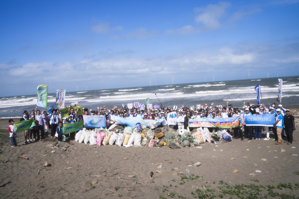 友達永續基金會召集企業志工、產官學和供應商夥伴，在苗栗後龍外埔魚港1340保安林海岸淨攤，齊心協力清除1.2公噸海洋廢棄物，以行動實踐對環境友善的承諾