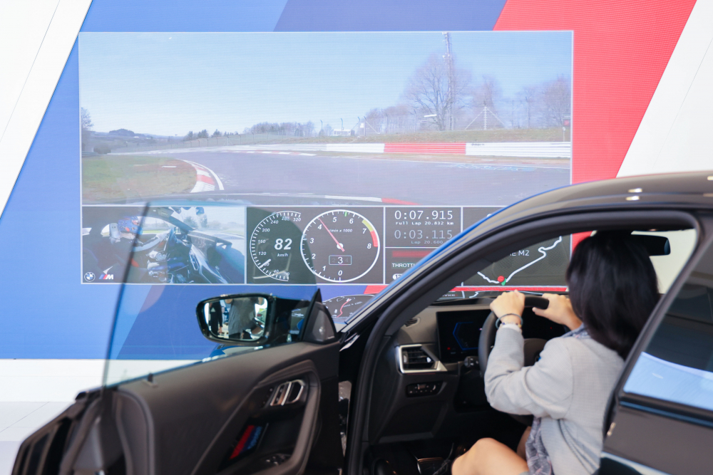 顧客按下虛擬Engine Start按鈕，啟動預選車款的引擎聲浪，螢幕同時呈現德國紐柏林賽道的試駕畫面，坐進車內一秒化身駕駛員馳騁奔騰