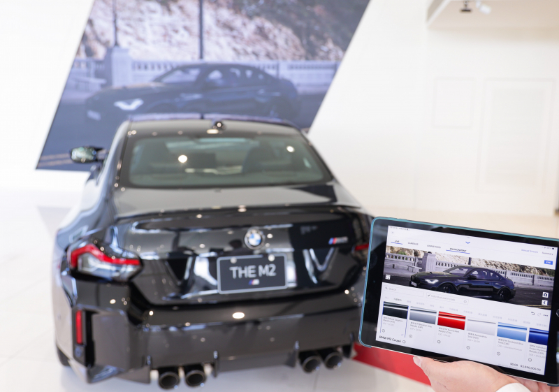 賞車介面即時投放到LED牆上，顧客可即時更換車輛內裝、零件選配與車款配色，提供近乎與實車等比例的沉浸式無死角虛擬賞車體驗