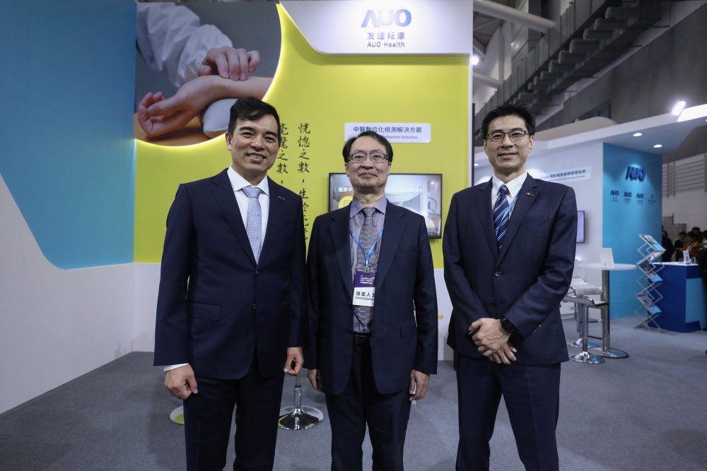 首次於醫療科技展亮相的友達耘康，捐贈數位化檢測設備與研究經費，協助衛福部國家中醫藥研究所打造中醫大數據資料庫。圖由左至右為友達光電執行長暨總經理柯富仁、衛福部國家中醫藥研究所所長蘇奕彰、友達光電智慧醫療事業群總經理廖世宏