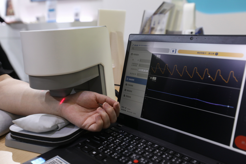 友達耘康脈象檢測系統透過電腦精準控制升降系統，還原中醫師三指把脈過程的舉、按、尋手法，將脈象感受轉化成數據，未來可結合大數據分析，實現智慧醫療及準確性
