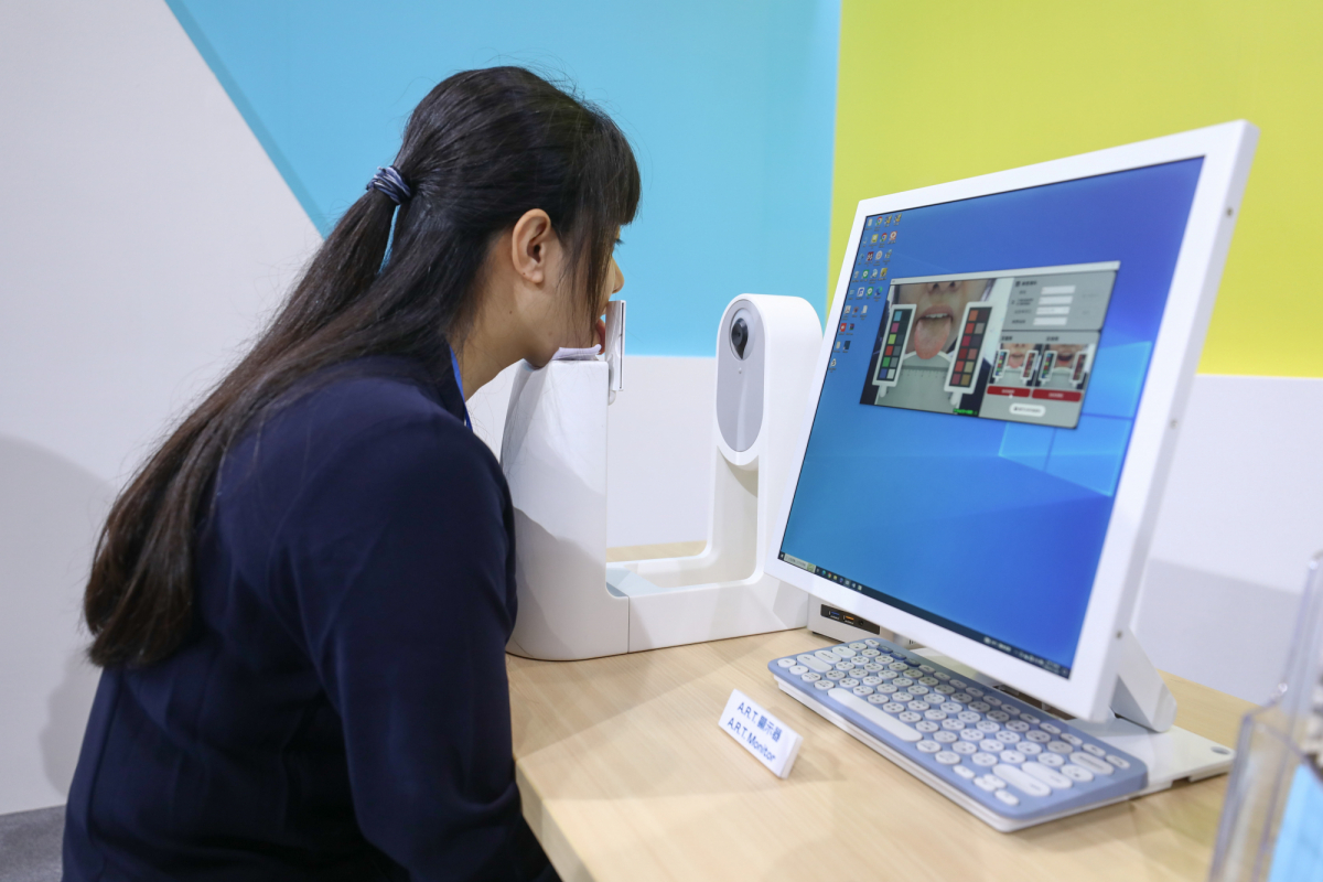友達耘康延伸友達卓越的感測技術及色彩管理專長，研發出舌象擷取系統，可提供數據化、影像化的檢測結果，輔助醫師與專業醫事人員做為臨床研究、檢測結果評估與檢測紀錄的留存