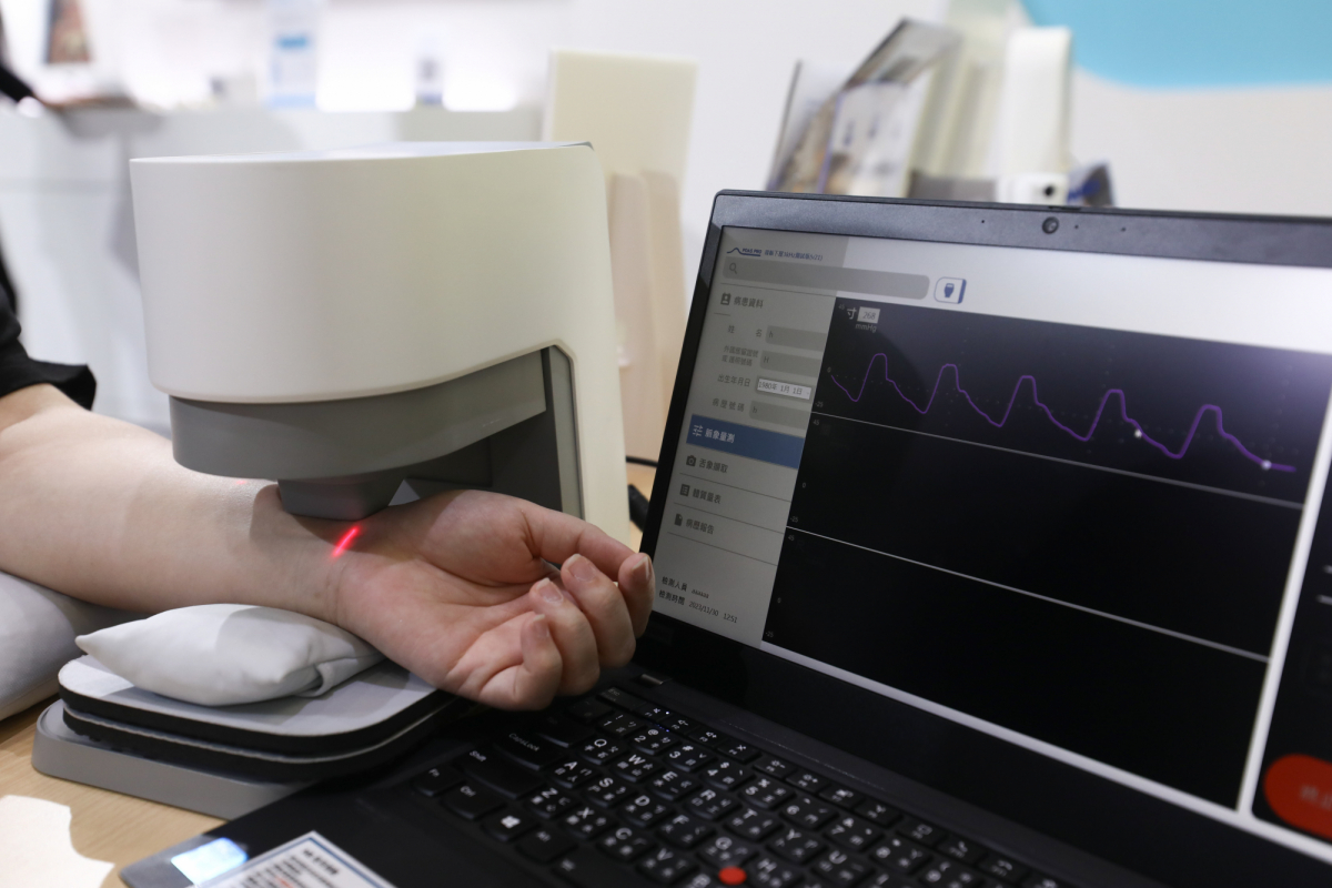 友達耘康脈象檢測系統透過電腦精準控制升降系統，還原中醫師三指把脈過程的舉、按、尋手法，將脈象感受轉化成數據，實現智慧醫療及準確性