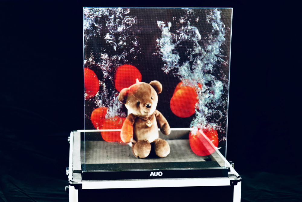 友達以次世代Micro LED顯示技術打造之透明顯示器，具備高穿透、低繞射、高亮度、可拼接之特性，可廣泛應用於智慧移動、零售、育樂和醫療等多元場域