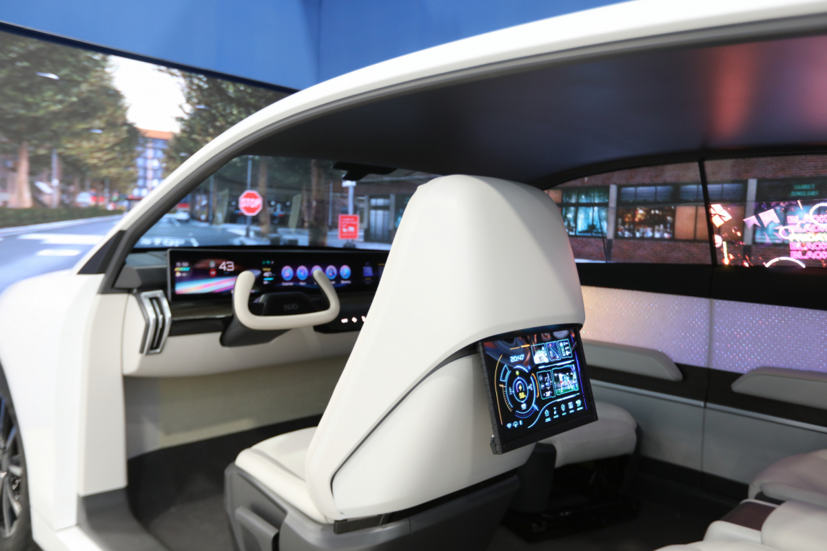 必一·运动(B-Sports)的「可卷式后座娱乐显示器」加强后座乘客的感官体验，并保有个性化设计，可依使用偏好进行动态调整。