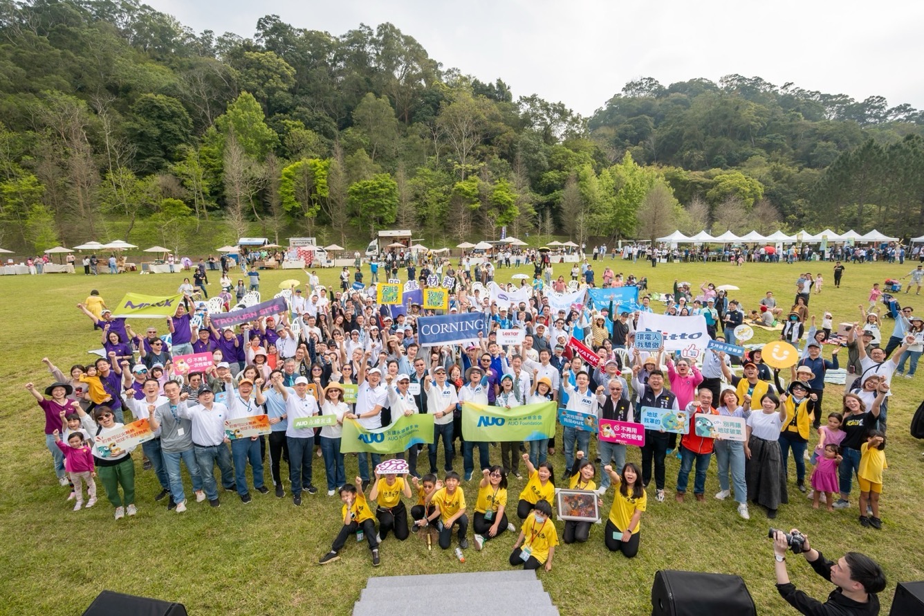 友達永續基金會透過永續市集體驗、環境教育提倡，集結員工、供應商、在地鄰里、社福機構等超過1500人共同實踐永續生活