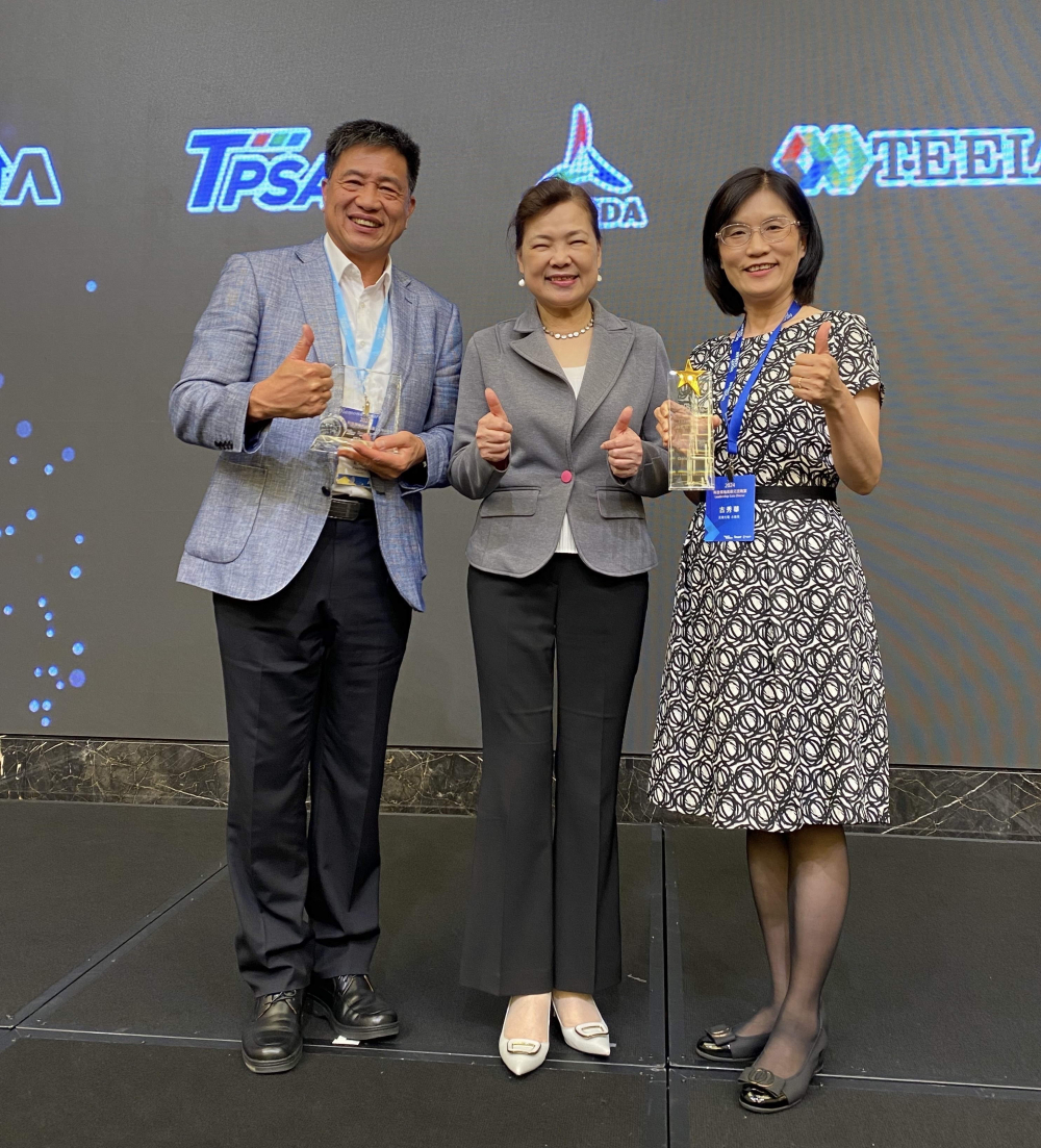 友達致力推動永續發展，於Touch Taiwan2024以3R策略貫穿Display、ESG展位實現綠色展覽目標之成果，Display展位獲綠色裝潢設計鑽質獎最高榮譽，ESG同獲金質獎殊榮。由經濟部長王美花（中）親自頒予友達光電董事長彭双浪（左）、友達光電永續長古秀華（右）