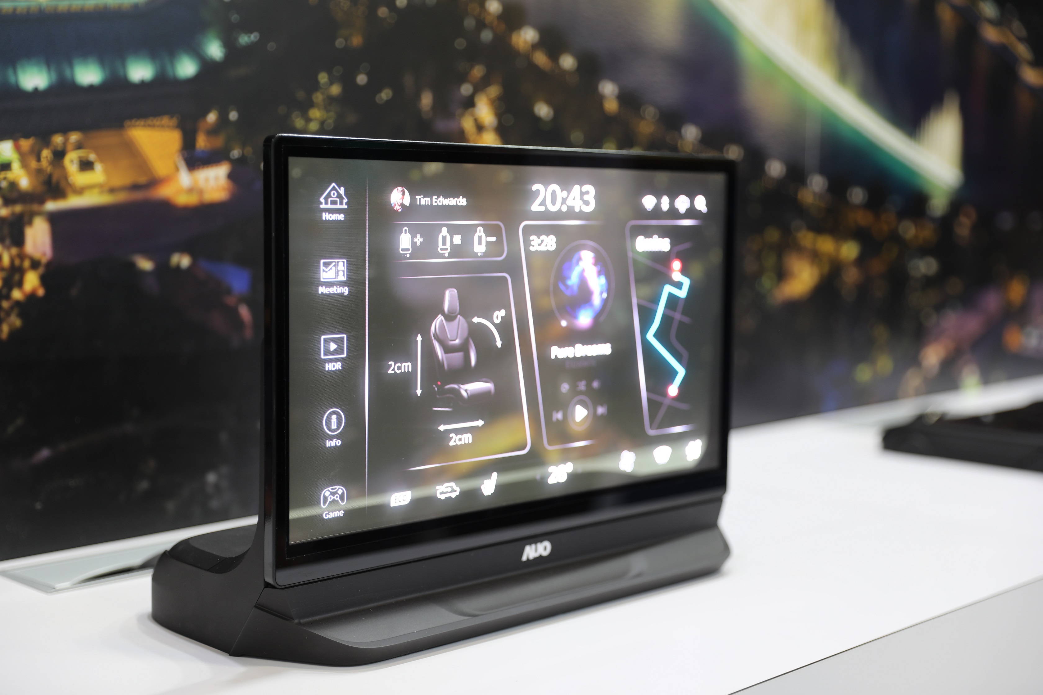 友達將Micro LED透明顯示技術整合黑切換技術的解決方案，釋放強大的技術自主開發能力，跨越室內外應用界限，開創業界第一台17.3吋快速黑切換透明觸控Micro LED顯示器