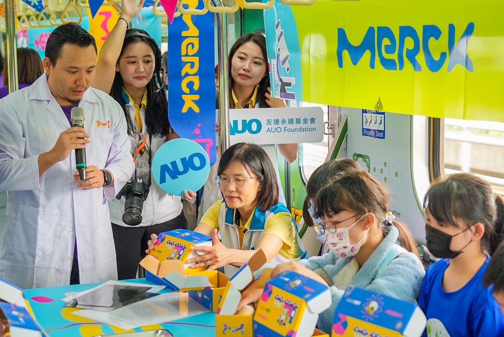 友達以光電、再生能源、水資源三大核心，設計「再生能源和循環經濟」多元永續教育主題，並攜手供應鏈夥伴默克開發創意科學教材及實作體驗，期讓永續素養透過科學探索向下扎根