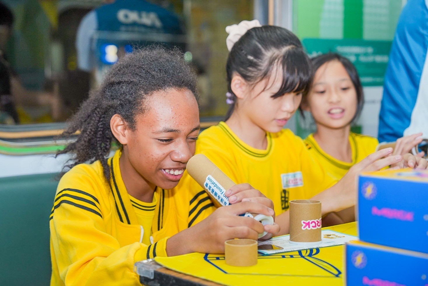 友達與默克分別回收不再使用的偏光片及液晶顯示模組，設計光電課程「玩轉光與闇」，讓學生們親手製作偏光萬花筒與簡易液晶顯示器，實踐循環再生的永續理念