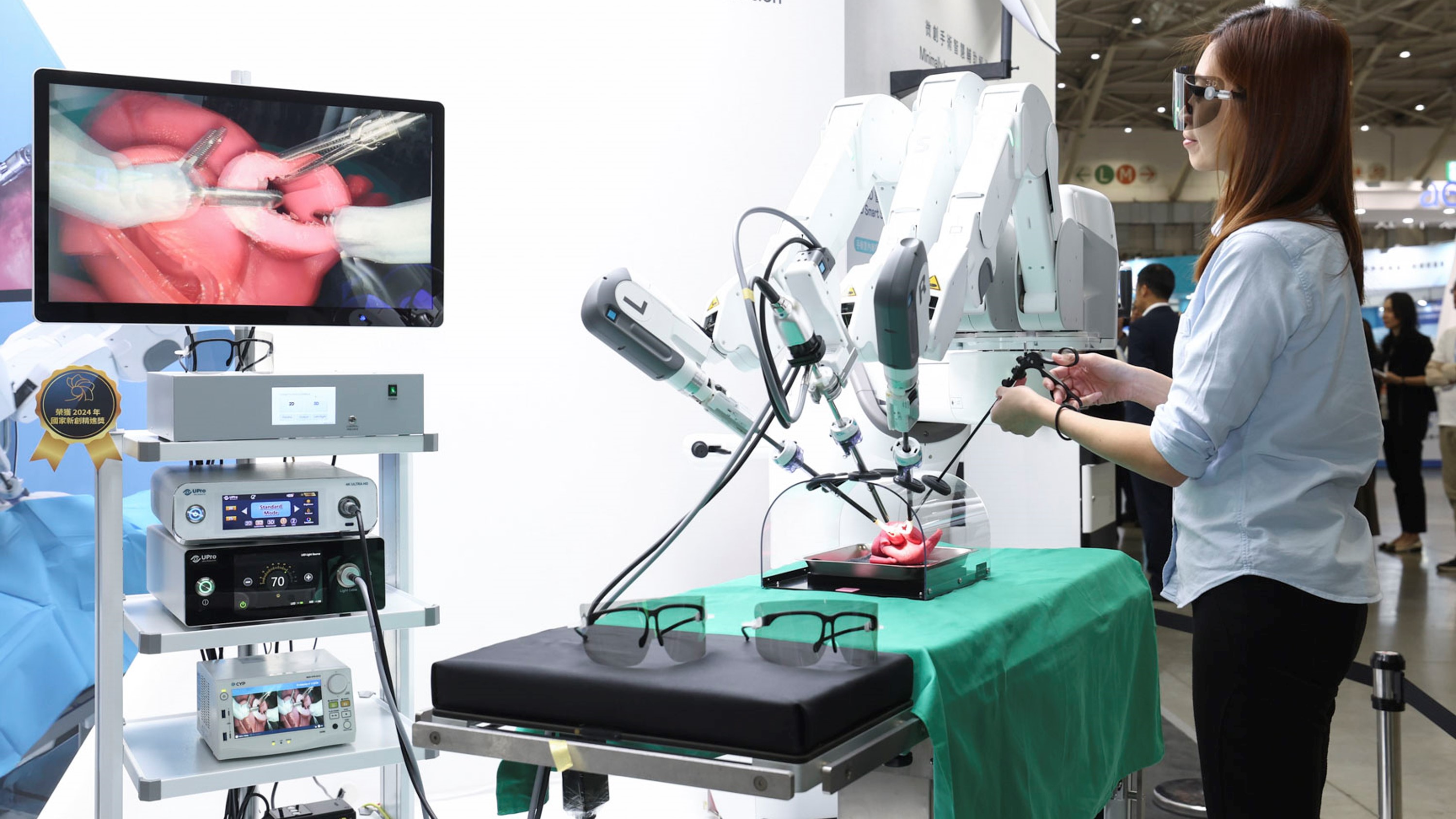 達擎寬視角3D醫療顯示器可應用於機器人手術即時3D解決方案，提供醫療團隊即時、同步的3D手術影像，提升溝通效率與手術安全性