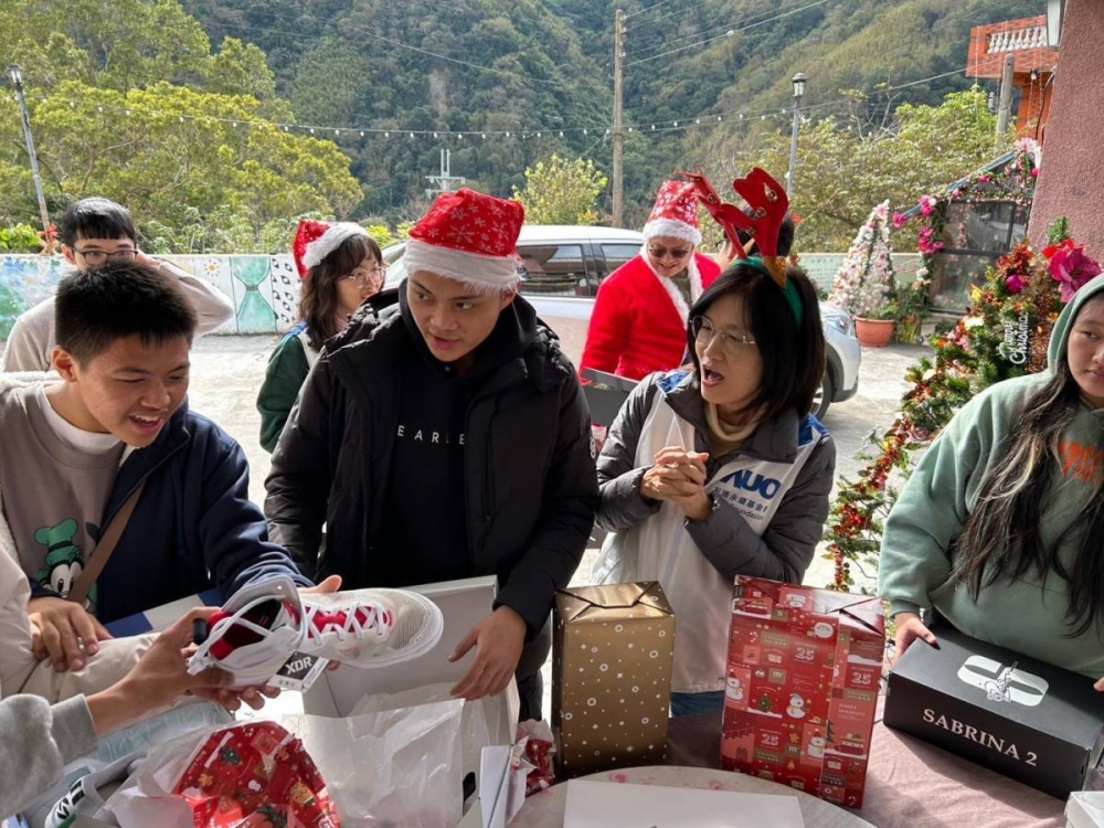 「圓夢計畫」由偏鄉兒少許下心願，友達員工認捐禮物，高階主管親帶隊將禮物一一送往偏鄉，為兒少圓夢