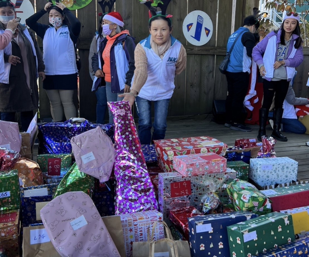 友達永續基金會「圓夢列車」年年迴響熱烈，認捐同仁精心挑選禮物、巧手包裝，整理成隊後，將祝福一一打包送出