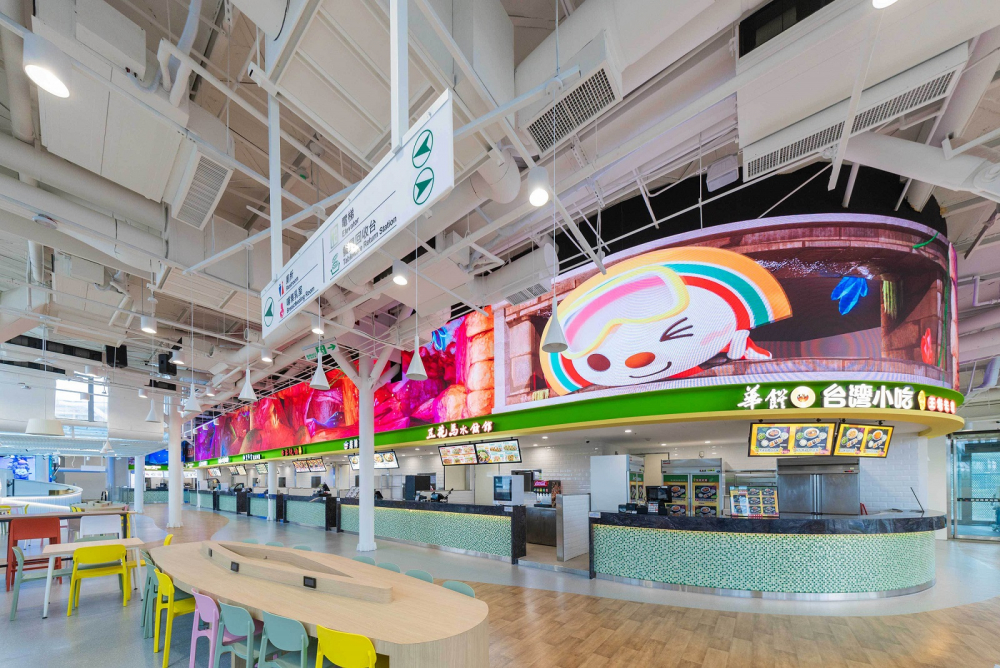 友達穩步推動雙軸轉型策略，旗下子公司達擎攜手傑可達數位與零售業者統一超商合作，為全新改裝開幕的「清水服務區」打造首創的裸視3D體驗牆