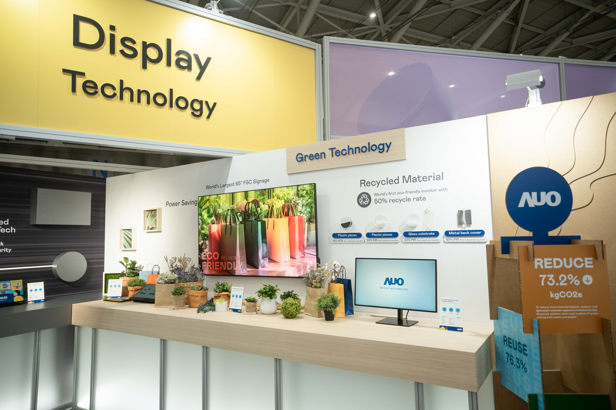 友達Touch Taiwan 2025雙展位再度獲etouch 綠色裝潢設計獎肯定；智慧顯示展位以鋁製模組系統取代傳統木作施作，並在相關裝潢物與設計使用可回收、可重複使用的材料，體現低碳與循環精神。