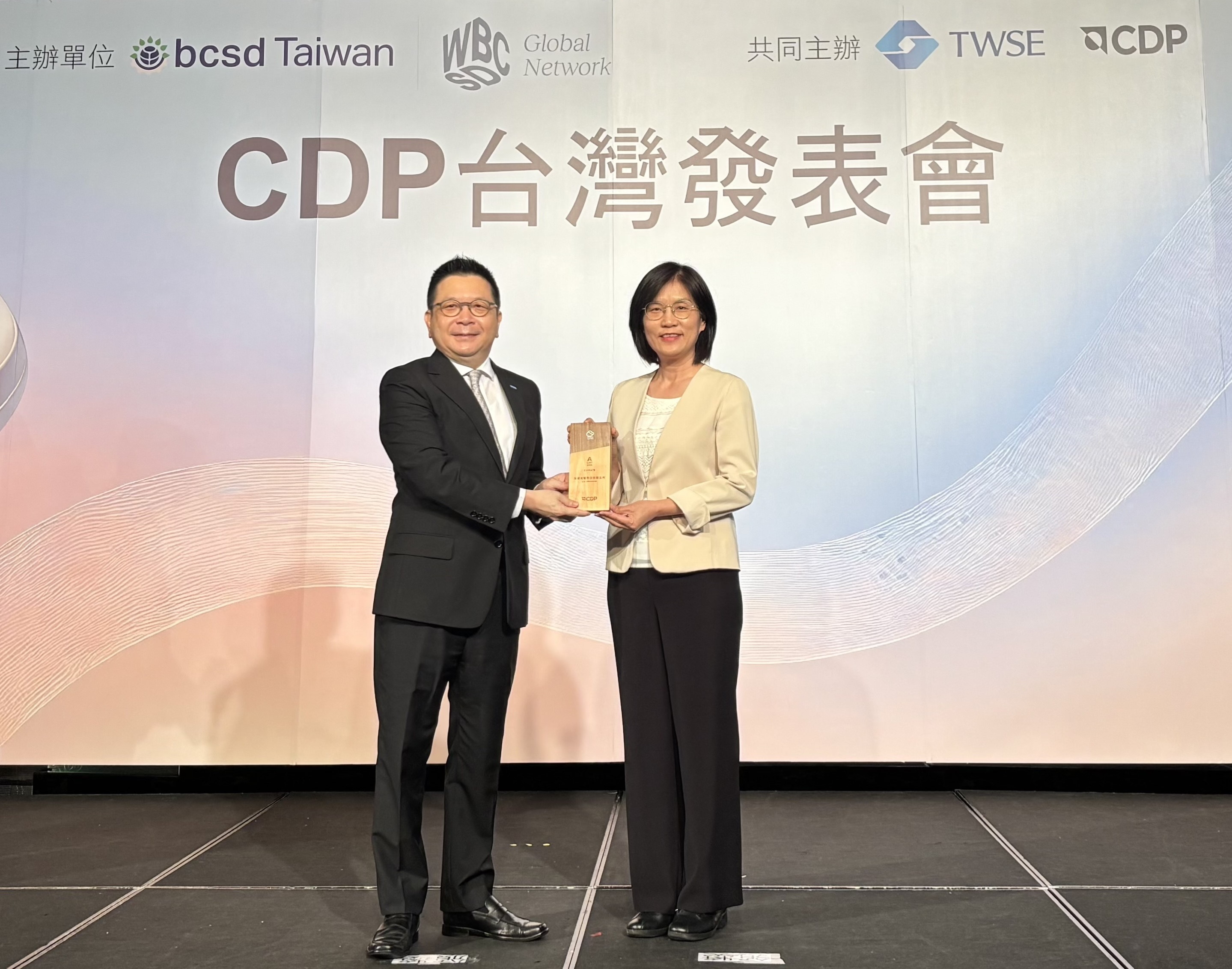 友達永續成果再獲國際評比肯定，獲頒CDP氣候與水資源雙項領導力評級。今由臺灣證券交易所董事長林修銘（左）頒獎，友達光電永續長古秀華（右）代表受獎