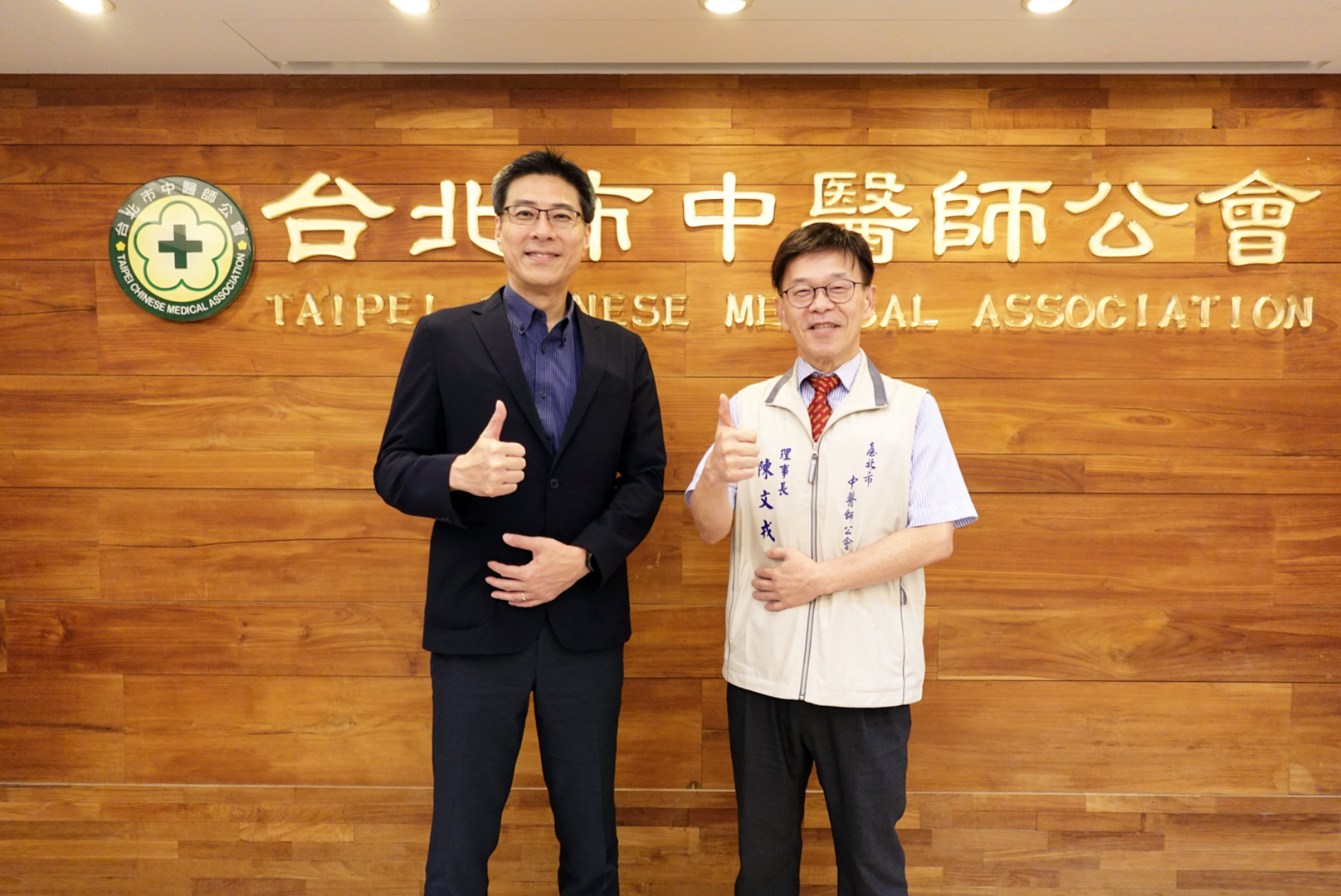 友達耘康積極推動中醫數位化，以創新技術與研發能量串連各界專家，共同建構智慧中醫生態圈；圖為友達耘康廖世宏董事長（左）與台北市中醫師公會陳文戎理事長（右）