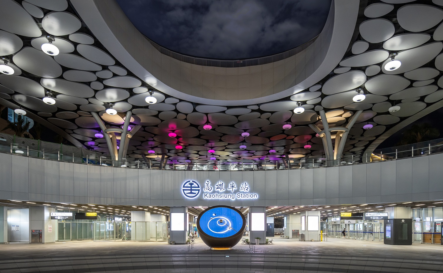 創利空間參與《高雄車站共感空間》公共藝術計畫，擔任視覺科技整合夥伴。於「看時間」天文鐘作品中提供技術指導，整合圓形LED鐘面與鐘體結構，在時間、天象星盤與空間氛圍間生動展演