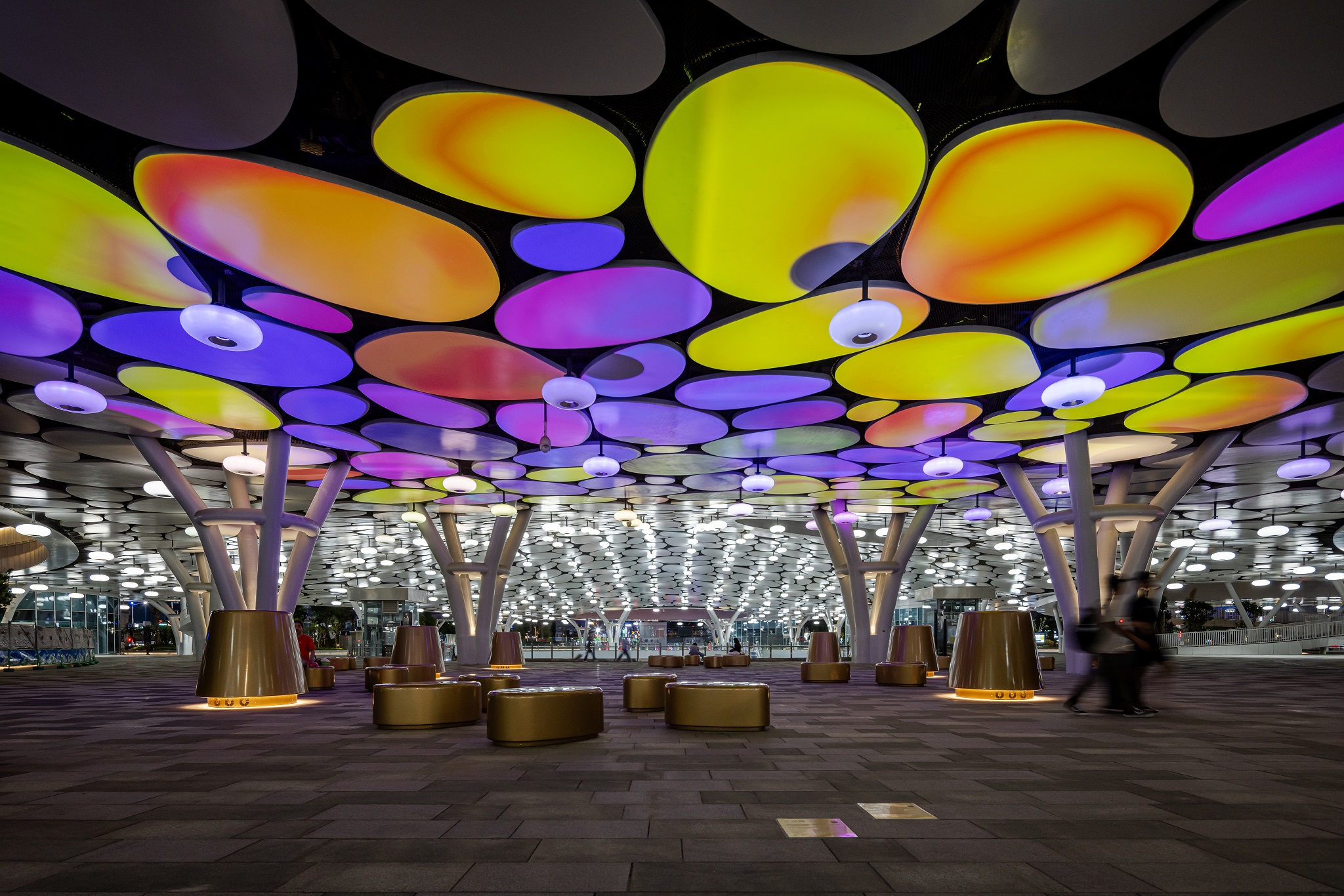 於「染色彩」作品中，創利空間協助藝術團隊將高雄車站天棚2700片鋁製雲朵染上繽紛色彩，從設備設定、光影軟體串接到現場調校，確保光線準確落在雲朵表面，展現層次與意境