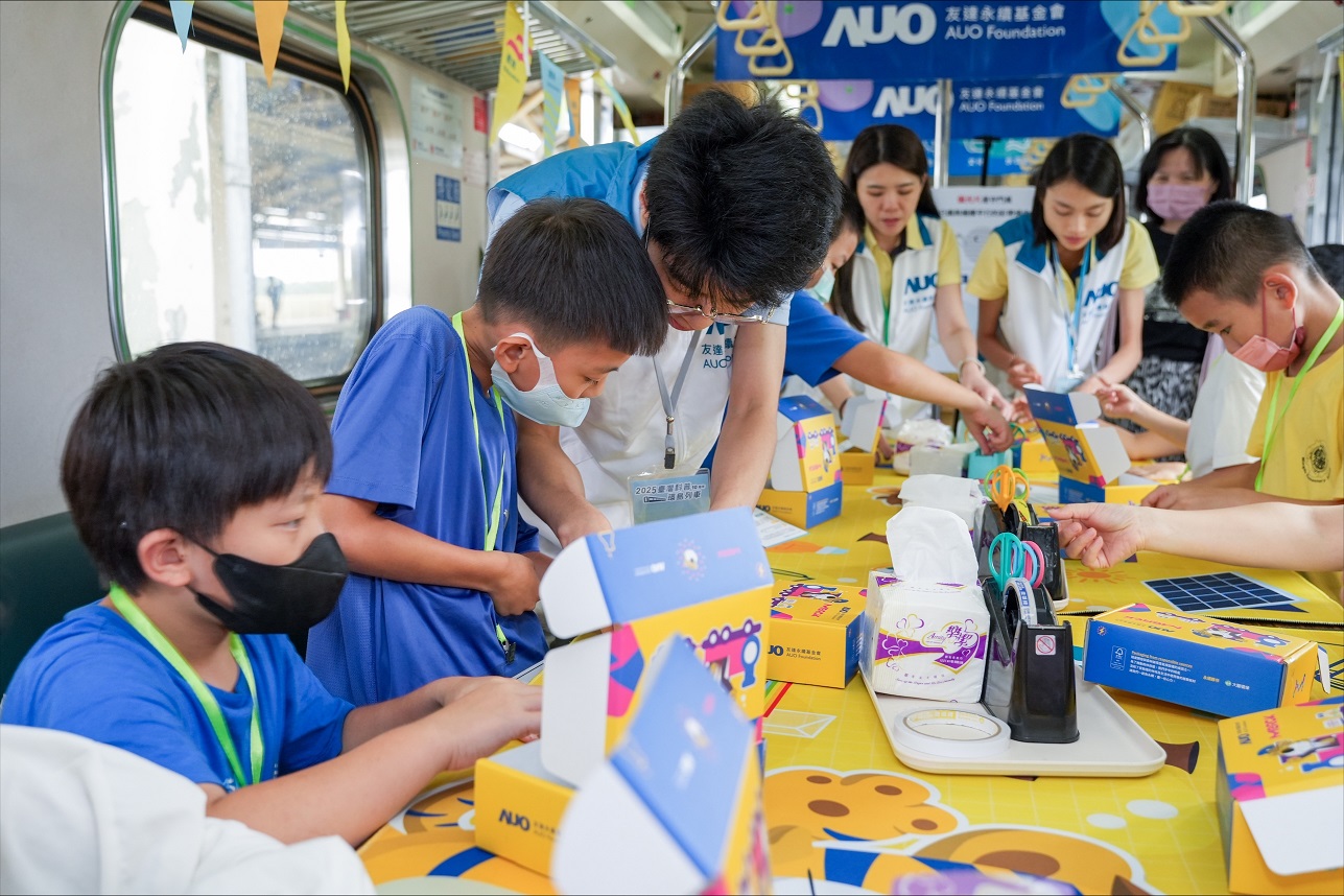 今年友達設計「光電、再生能源、水資源」三大課程主題，攜手供應鏈夥伴默克及大豐環保，以循環經濟理念開發創意教材