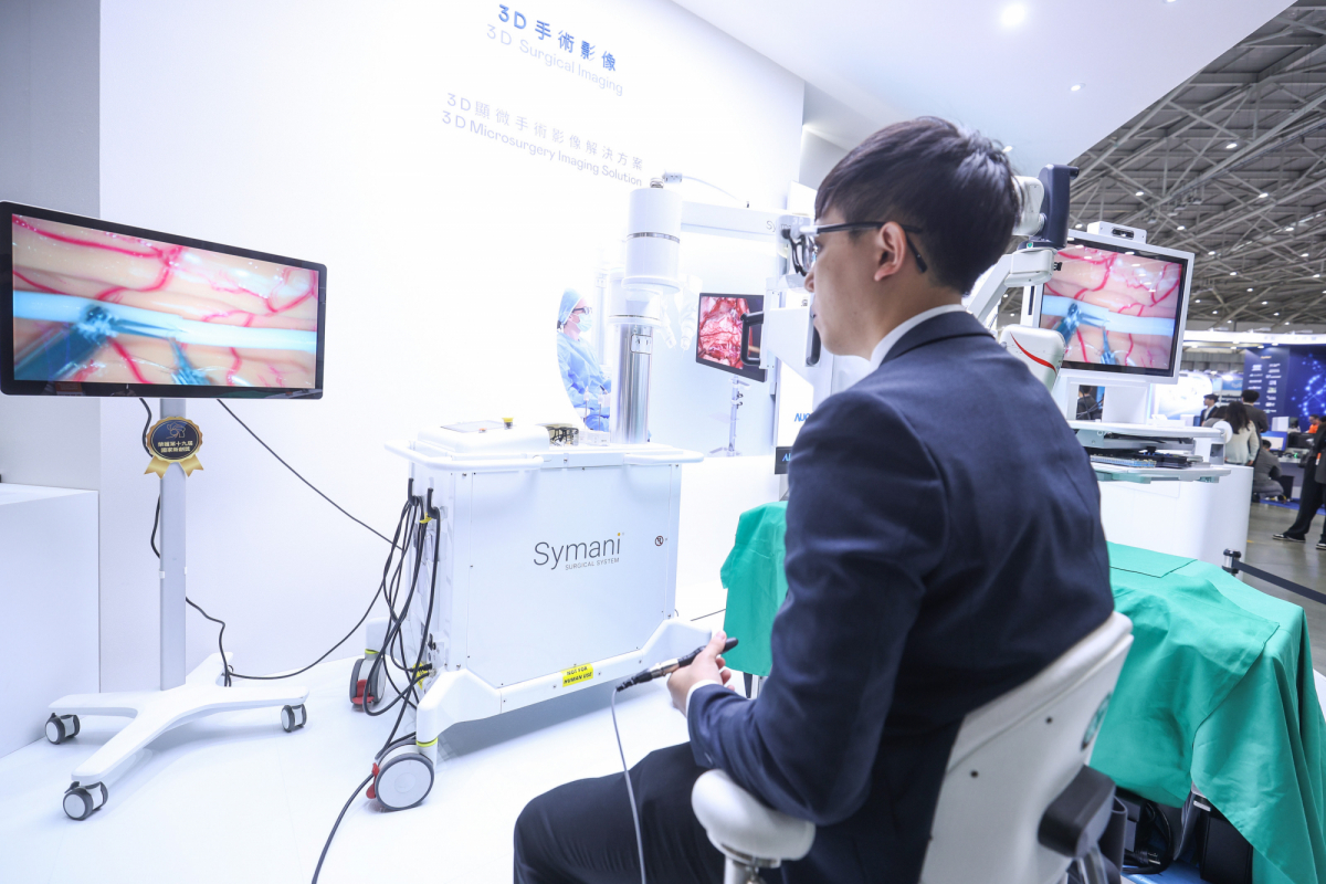 达擎推出〝3D显微手术影像解决方案〞，将3D影像技术从腹腔内视镜手术延伸至神经、血管、淋巴等高难度显微手术，提供超清晰立体视野，协助医疗团队在复杂手术中完成精准细腻操作。
