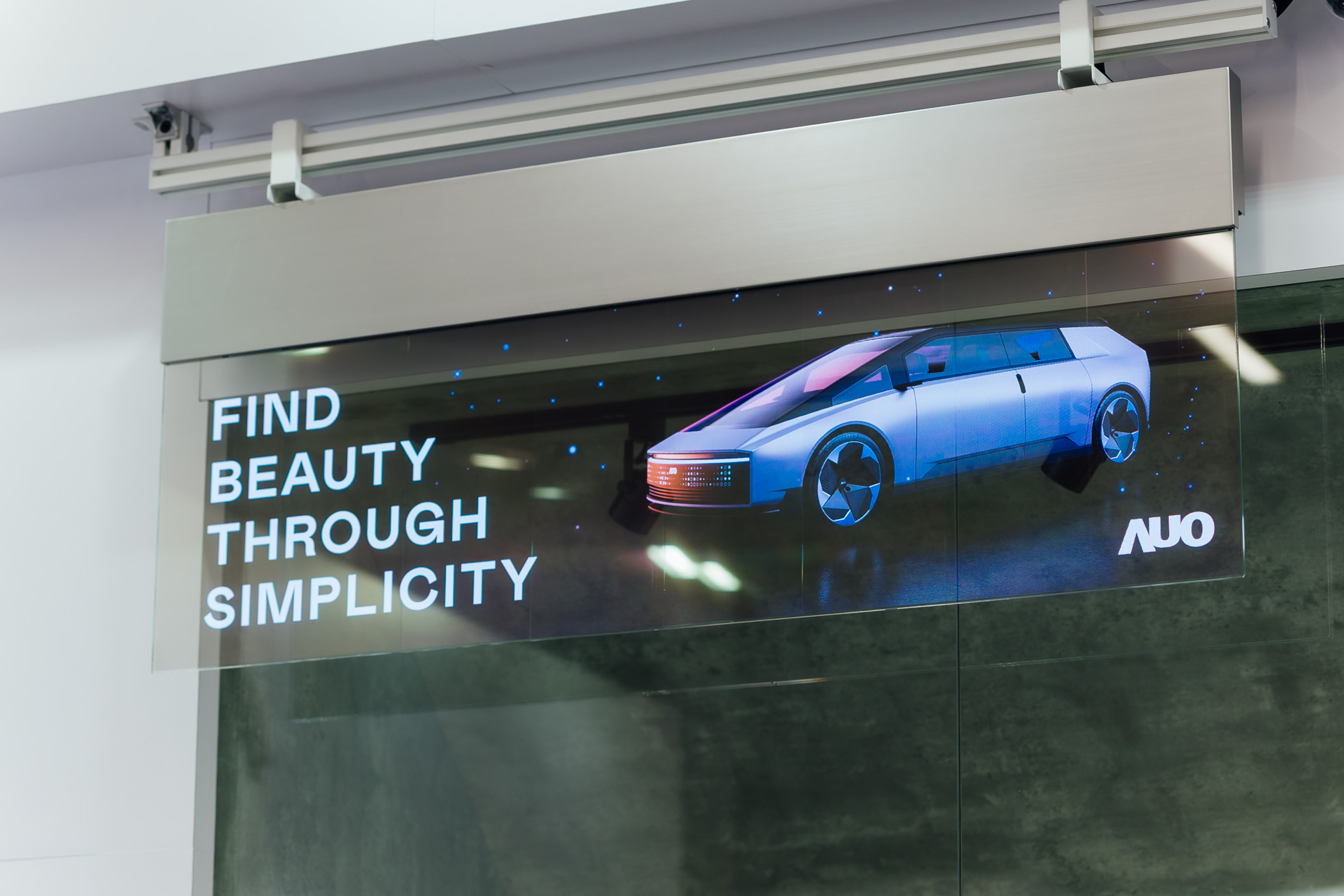 具備高亮度透明感的54吋透明Micro LED智慧看板，可無限拼接不同尺寸，營造出兼具科技感與美學的沉浸式氛圍，適用於旗艦店、展演空間等多元場域。