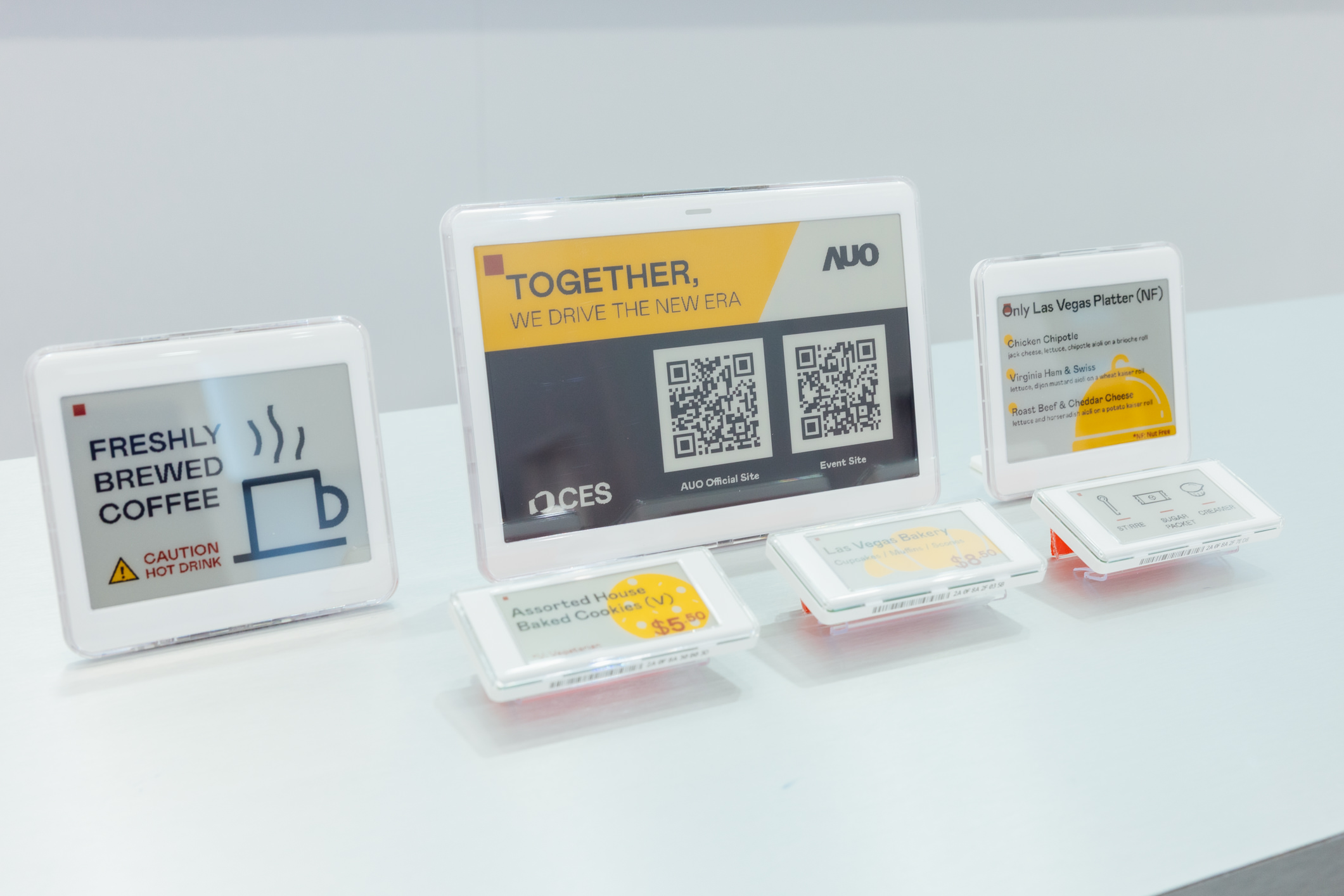 達擎開發的低功耗、全彩的aecoPost電子紙解決方案，僅在更新畫面時需要微量的電力驅動，無需佈建電線的便捷設計，使其可靈活應用、彈性選擇置放處；可搭配aecoTag電子貨架標籤解決方案，驅動商店內所有數位看板和電子貨架標籤，以遠端控制實現動態變價，提升門市人員作業效率，並以無紙化落實永續經營目標。