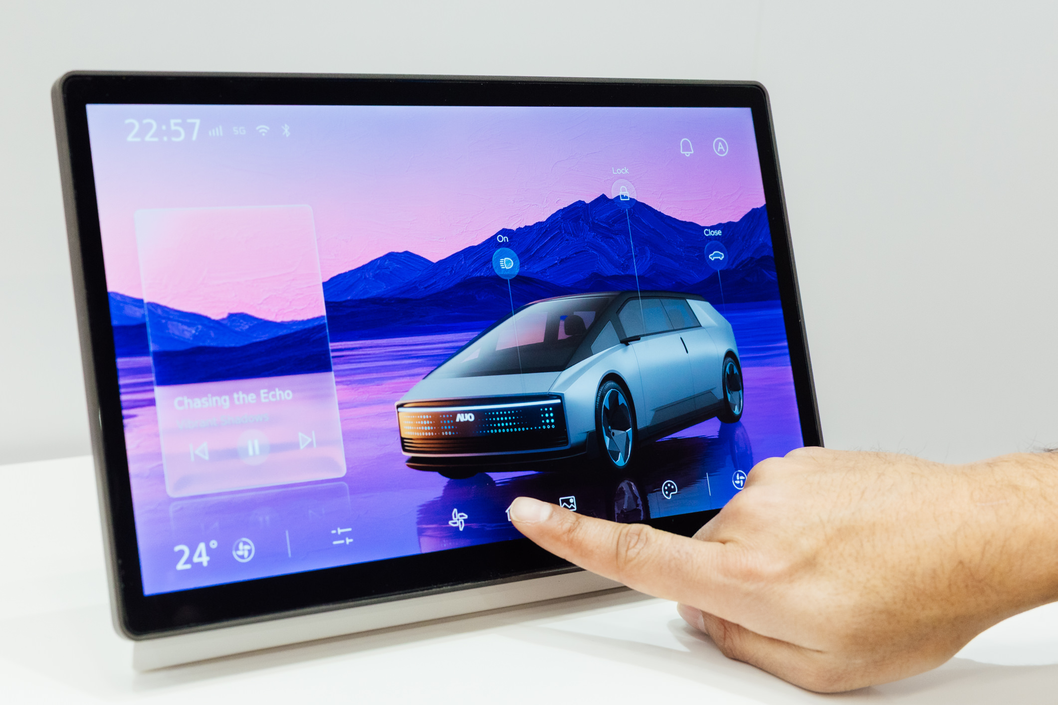 將先進抗反光技術導入於CID中控台呈現全時可視效果，並支援與座艙環境完美融合，帶來清晰且不干擾的駕駛與座艙操作體驗，兼容座艙質感與行車安全。