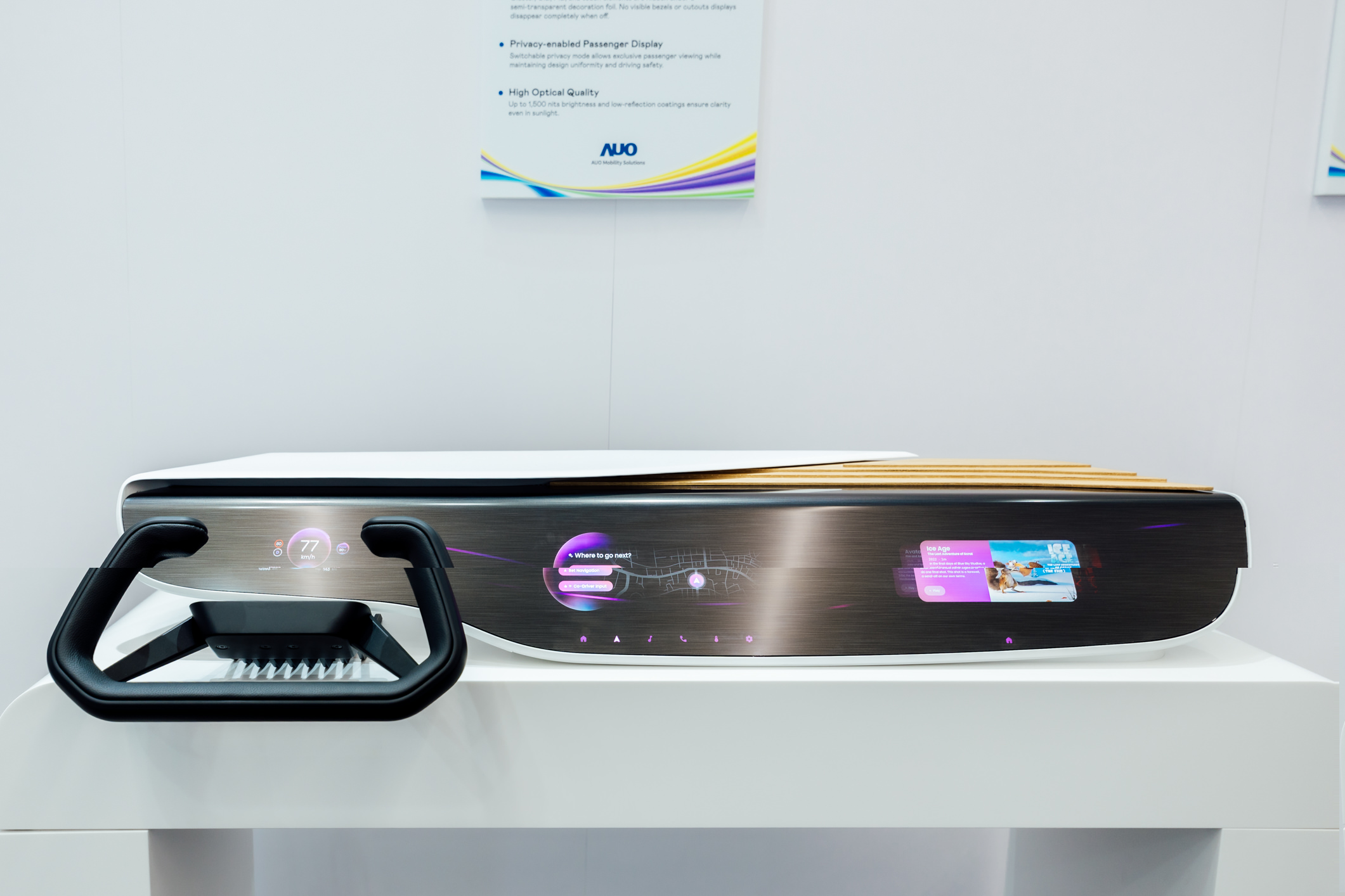 Horizon Intelligent Dash將儀表板、中控資訊顯示器及乘客資訊顯示器整合為一個無縫介面，營造端到端的一體化大尺寸顯示效果，並透過友達智慧移動所開發的網域控制器啟用AI驅動，支援訊號即時診斷與智慧空調控制。