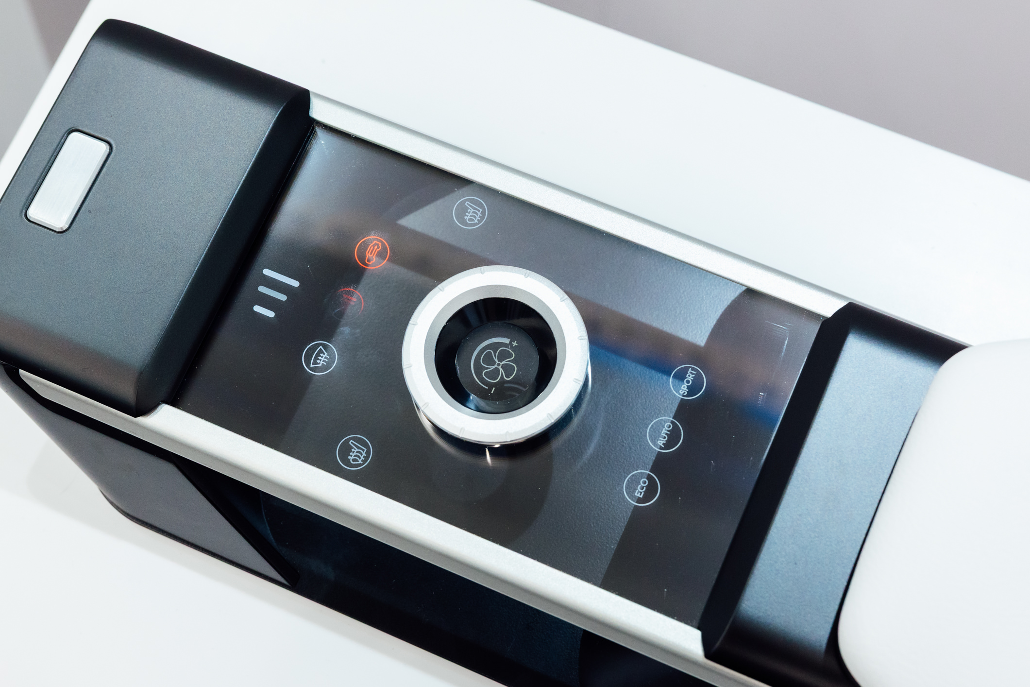 以極簡設計打造的CrystalSense Console，為中央扶手區帶來創新突破，將功能隱藏於簡約的外觀中，並採用懸浮式旋鈕搭配玻璃面板與主動觸覺回饋，僅在操作時才顯現功能選單，提供直覺且可自訂的互動體驗。